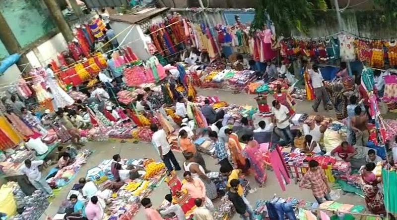 মঙ্গলা হাট বসলো ফুটপাথেই