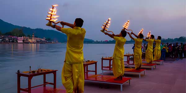 বারাণসীর গঙ্গা আরতি এইবার দেখা যাবে থেমসের তীরে